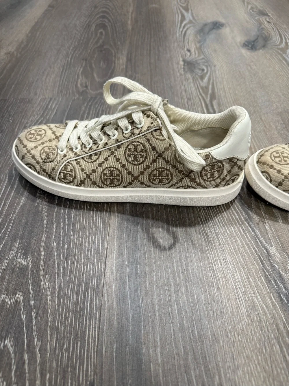Tory Burch Howell Court Tan Logo Canvas Sneakers 6m comes with extra laces